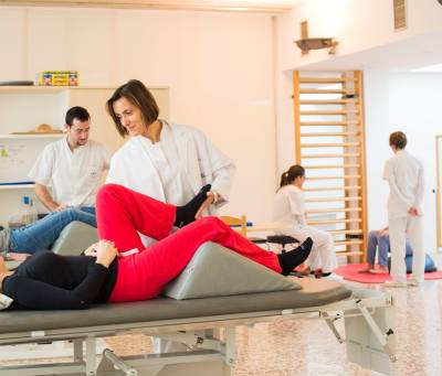 Fisioterapeutes de l'IAS fent rehabilitació amb pacients a l'hospital de dia 