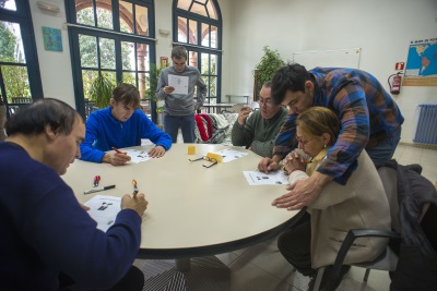 Residents de la llar residència de salut mental la Maçana fent activitats