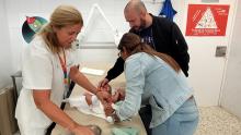 Un nadó i els seus pares avui al CAP Montilivi
