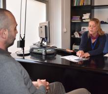 Un pacient en la consulta del centre d'atenció i seguiment a les drogodepències de Girona, amb la Dra Gonzalvo