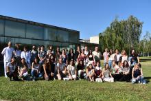 Foto de grup dels nous residents amb tutors i direccions als jardins del Parc Hospitalari Martí i Julià