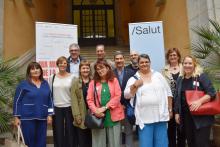 Representants del col·lectiu, de l'administració i entitats al pati de les Magnòlies després de la reunió i lectura de manifest 
