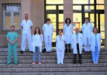 L'equip de professionals a la porta principal de l'Hospital Josep Trueta