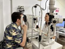 Moment de la visita d'en Gerard a la consulta d'oftalmologia