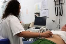 Una professional de l'atenció primària fent una ecografia 