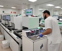 Un professional a la cadena de robòtica