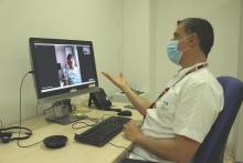 El Dr. Lluís Ramió fent una vídeoconsulta