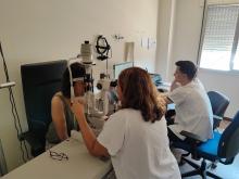 Els professionals de la unitat atenent un pacient
