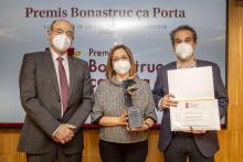 El Dr Vilaplana, la Dra. Castro i el Dr. Figa amb el Premi 