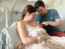 Parella amb el seu nadó després d'un part amb aquest tipus d'anestèsia