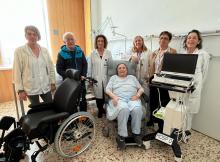 Representant de l'IAS i de l'Oncolliga amb l'equipament adquirit