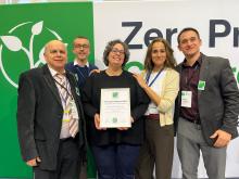 La psiquiatra Laura Vergés i la neuropsicòloga Susanna Esteba, professionals de l'IAS, amb els socis europeus del projecte amb el guardó