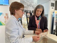 Farmacèutica dona informació sobre el kit per a la detecció precoç del càncer de còlon