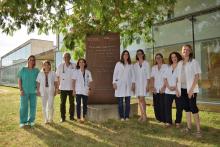 La Comissió de Lactància materna a l'entrada de l'Hospital Santa Caterina 