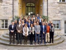 Foto de grup del Consell Assessor davant unes escales