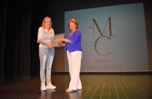 La presidenta de l'Associació Família i Salut Mental de Girona i comarques lliura el premi