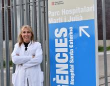 La doctora Emma Picart a l'entrada exterior del Servei d'Urgències al costat del rètol indicatiu