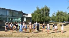 Els nous residents amb els seus tutors i les direccions de les línies assistencials als jardins del Parc Hospitalari Martí i Julià després de l’acte oficial de benvinguda.