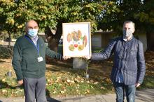 El pintor Pau Baena (dreta) i el president de l'IAS, Joan Profitós, esquerra, mostrant la pintura de l'artista