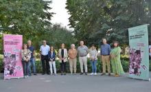 Els representants de l'IAS, lde família i Salut Menta, Support-Girona i la Fundació Drissa als jardins del Parc Hospitalari en foto de campanya del Dia Mundial de la Salut Mental