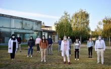 Residents i directius als jardins del Parc Hospitalari Martí i Julià en el dia de la benvinguda oficial de les noves promocions