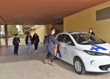 L'equip Guia agafant el cotxe al Parc Hospitalari Martí i Julià per anar a la comunitat