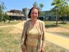 Carme Bertran davant l'Hospital Santa Caterina