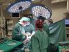 Cirurgians especialistes en cirurgia de columna del Santa Caterina operen a l'Hospital d'Olot
