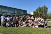 Foto de grup dels nous residents amb tutors i direccions als jardins del Parc Hospitalari Martí i Julià