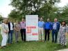 Els representants de l'IAS, de Família i Salut Mental, Support-Girona i Fundació Drissa presenten la imatge de campanya als jardins del Parc Hospitalari Martí i Julià de Salt