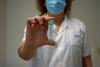 Un professional de l'IAS mostra el kit per fer el test de sang oculta en femta