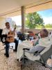 El Dr, Mendoza realitzant una sessió de musicoteràpia a la terrassa