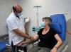 Professional atenent una pacient a la consulta de tractament de la Unitat d'Esclerosi Múltiple