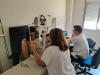 Els professionals de la unitat atenent un pacient