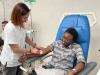 Una pacient, atesa per una professional de la Unitat de Neuroimmunologia i Esclerosi Múltiple (UNIEMTG) dels hospitals Trueta i Santa Caterina de Salt	