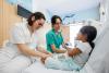 Metgessa i infermera visitant una pacient a pediatria a l'Hospital Santa Caterina