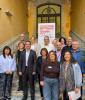 Representants de les persones amb un problema de salut mental, entitats i administració a les escales del pati de les Magnòlies