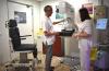 Especialistes i tècnics treballant amb el nou mamògraf de l’Hospital Santa Caterina