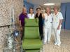 Representants de l'Oncolliga i del Santa Caterina amb el material comprat per a la unitat de Cures Pal·liatives
