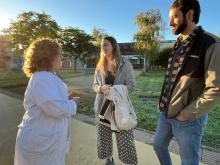 La Mar i l'Adrià acompanyats per Teresa Lapiedra, infermera especialitzada en dol