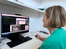 La Dra. Patrícia Ortiz realitzant la connexió amb l'Hospital de Figueres